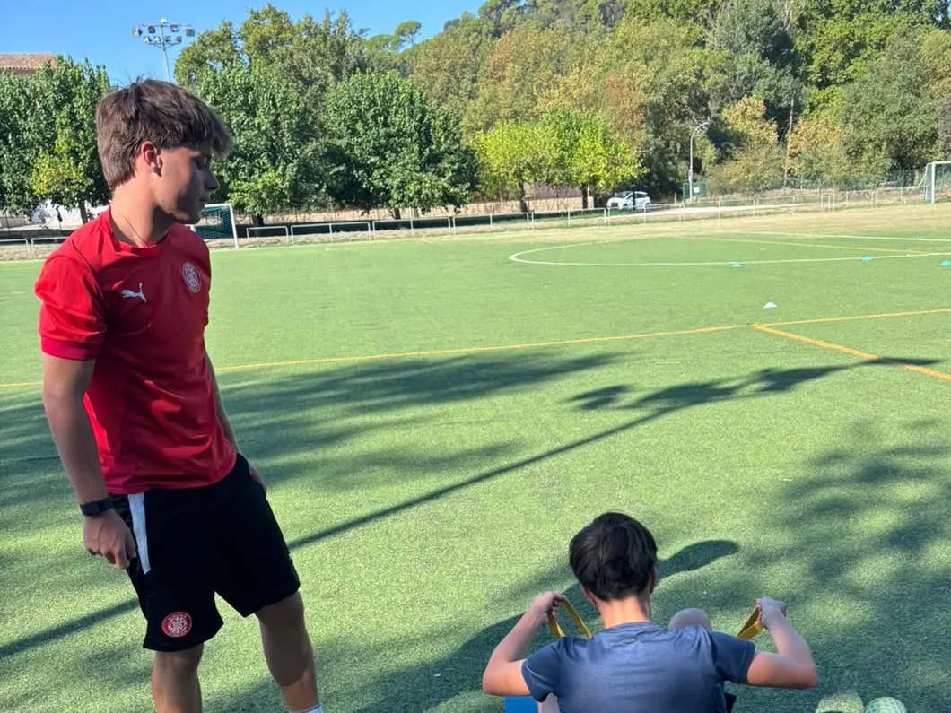 Trabajo de fuerza con banda supervisado por el entrenador