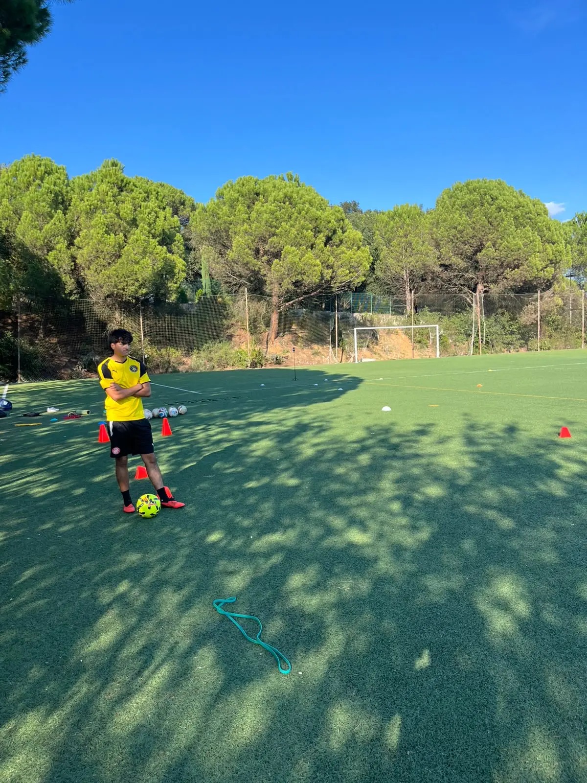 Jugador preparado para un ejercicio técnico entre conos
